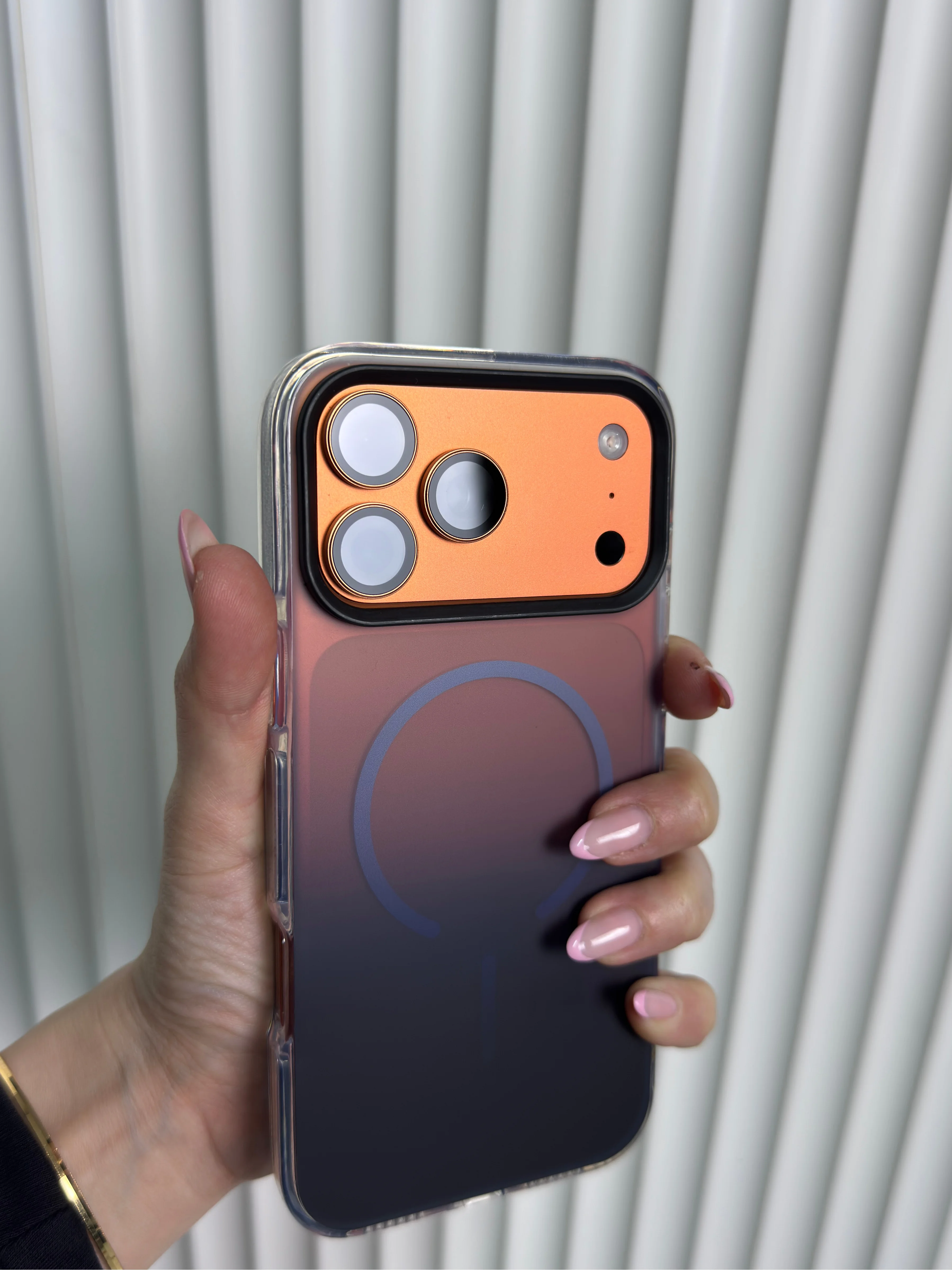 Rainbow - Siyah (Temsili 17 Pro Max ile çekilmiştir, Ürünün uyumlu olduğu cihazlar altta seçenek olarak çıkmaktadır.) - Ürün görseli