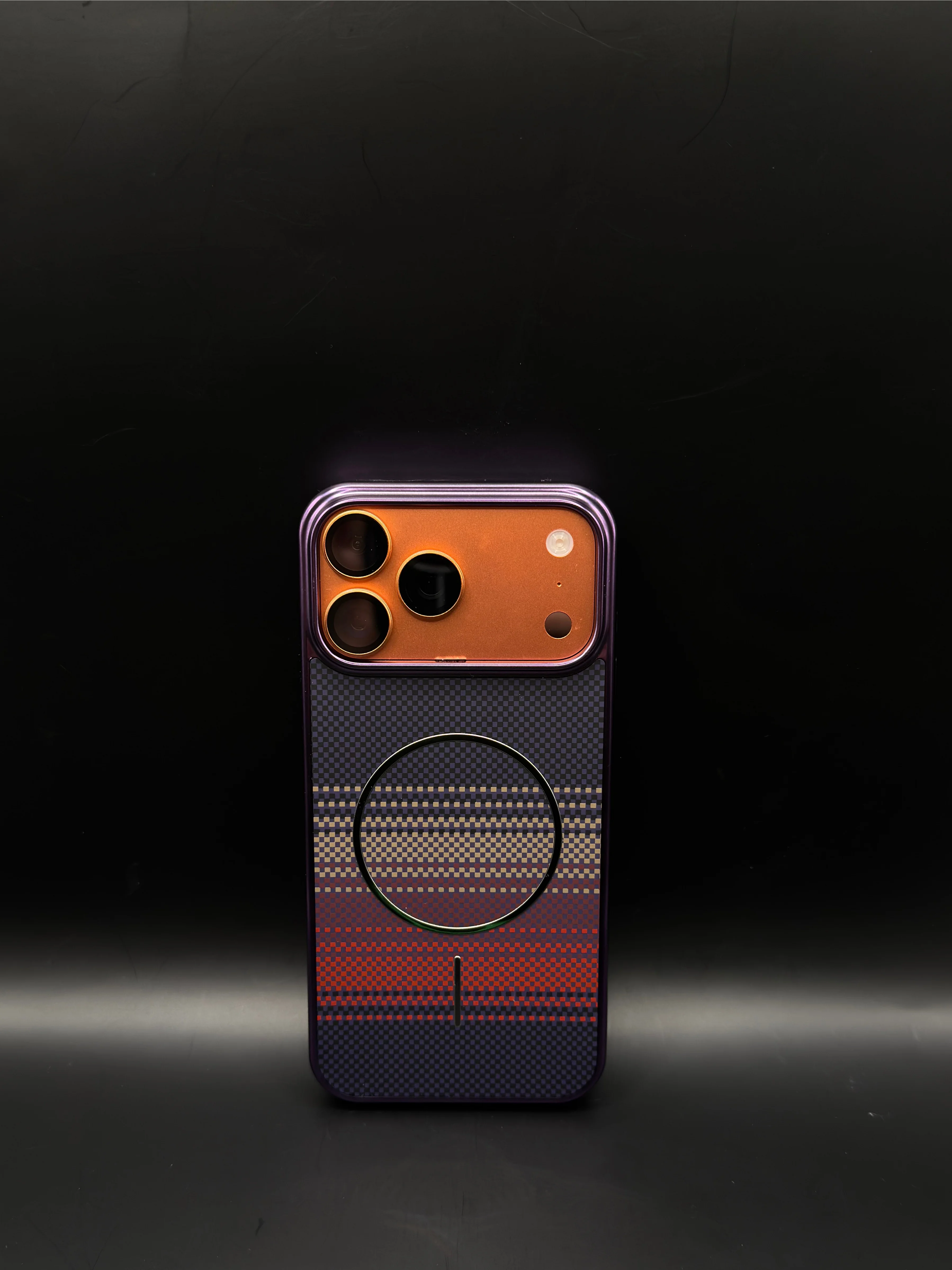 Elit Karbon Magsafe - Mor (Temsili 17 Pro Max ile çekilmiştir, Ürünün uyumlu olduğu cihazlar altta seçenek olarak çıkmaktadır.) - Ürün görseli