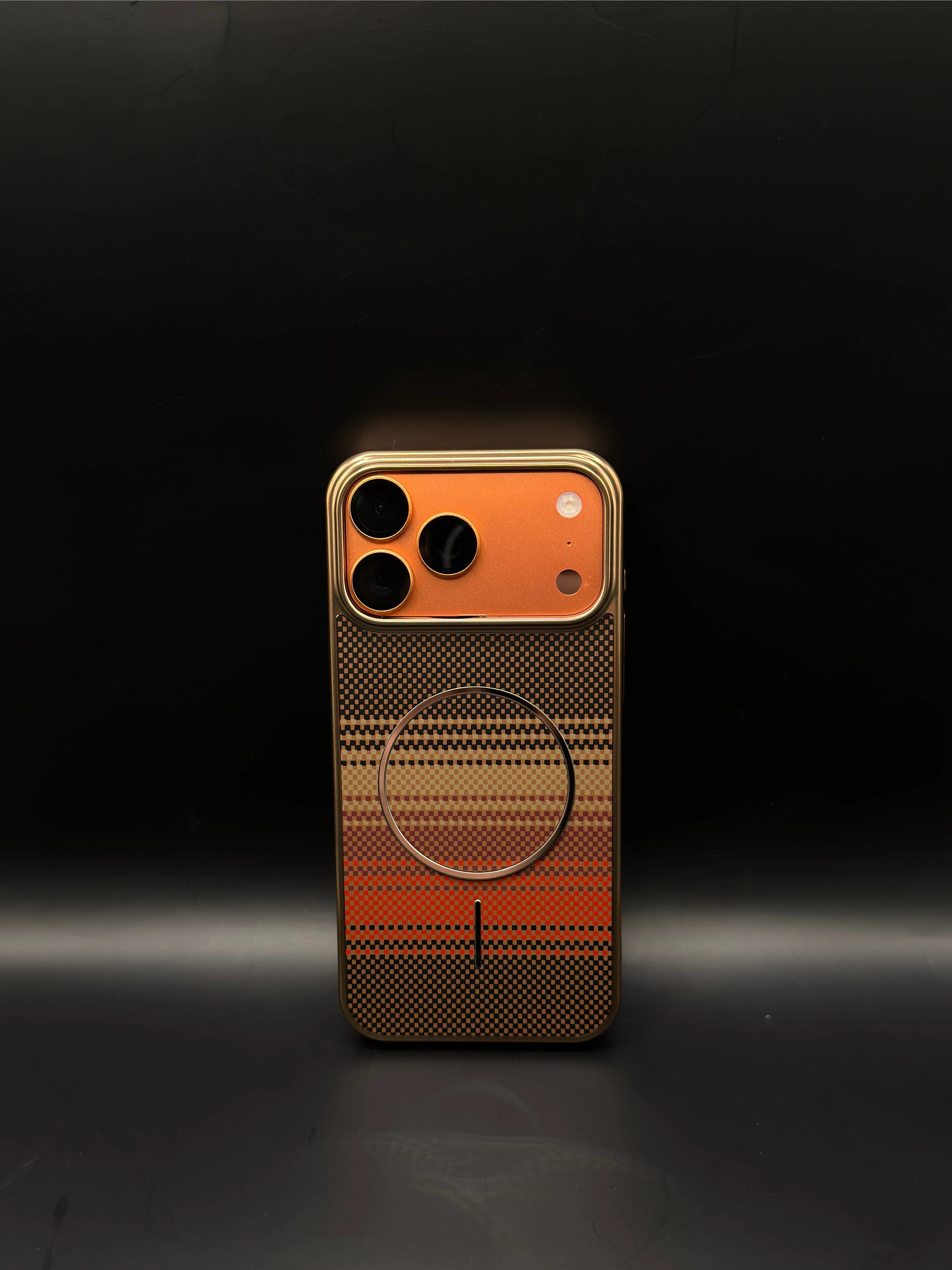 Elit Karbon Magsafe - Kahverengi (Temsili 17 Pro Max ile çekilmiştir, Ürünün uyumlu olduğu cihazlar altta seçenek olarak çıkmaktadır.) - Ürün görseli