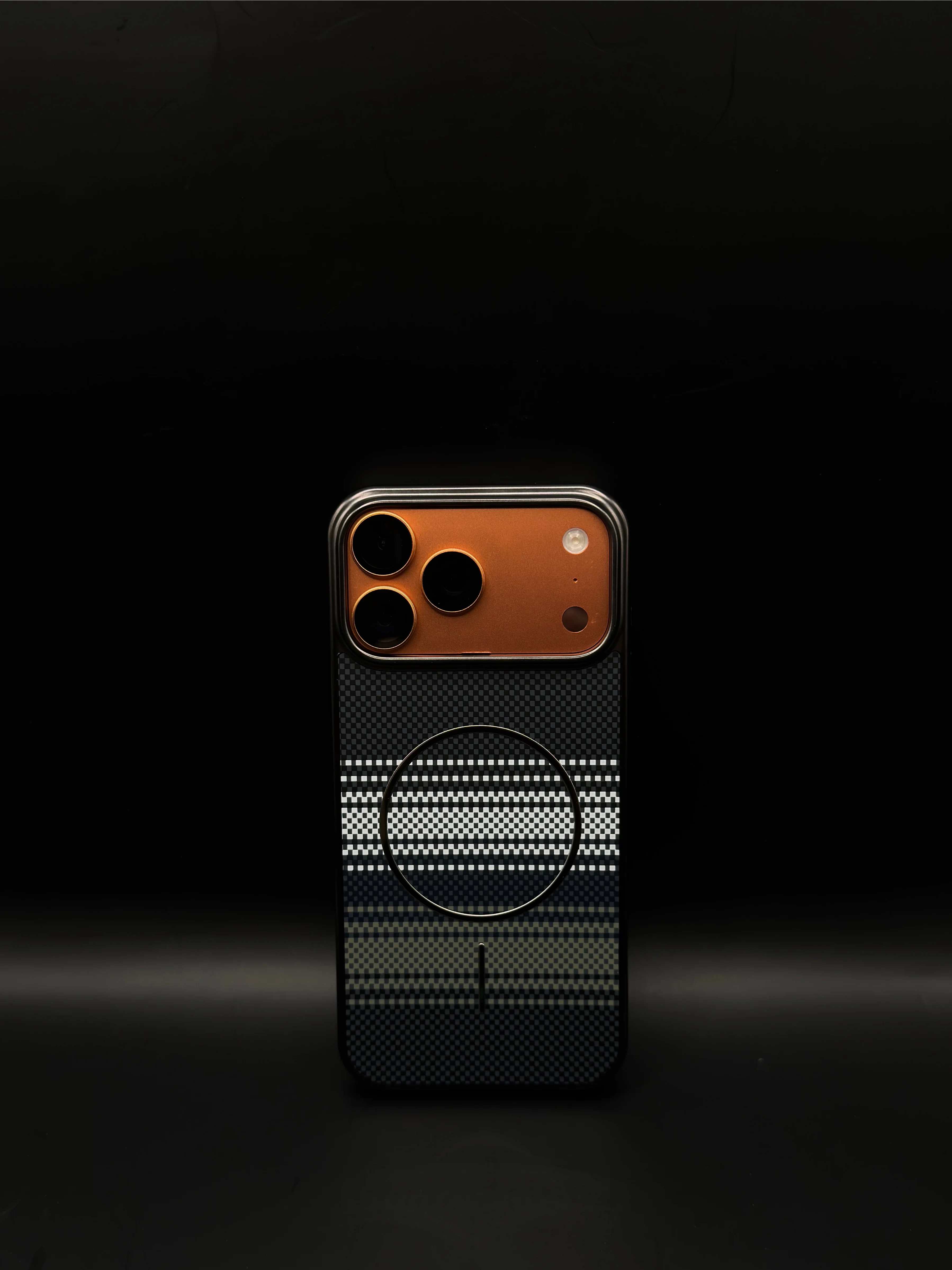 Elit Karbon Magsafe - Siyah (Temsili 17 Pro Max ile çekilmiştir, Ürünün uyumlu olduğu cihazlar altta seçenek olarak çıkmaktadır.) - Ürün görseli