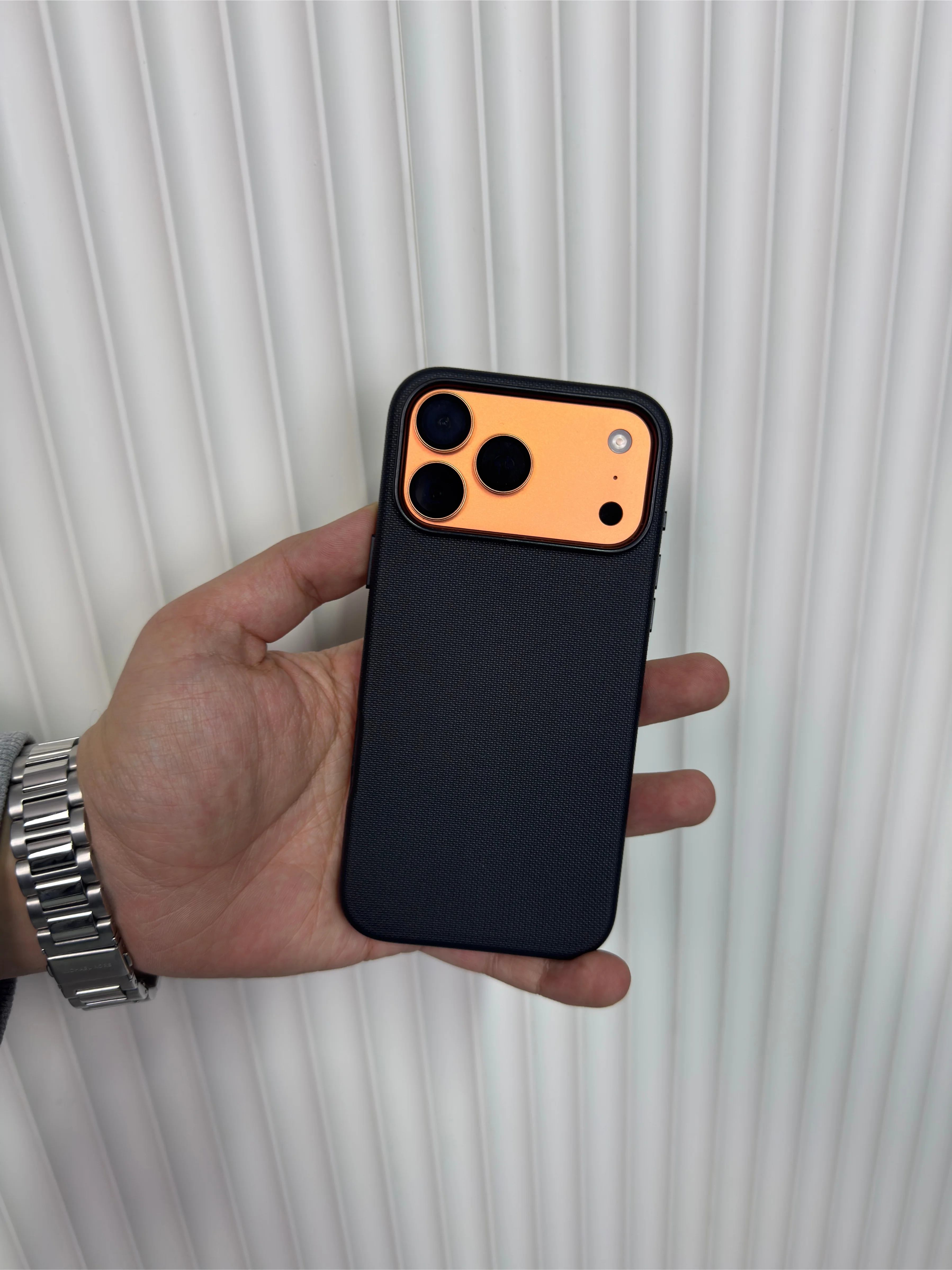 Premium Woven Kılıf - Siyah (Temsili 17 Pro Max ile çekilmiştir, Ürünün uyumlu olduğu cihazlar altta seçenek olarak çıkmaktadır.) - Ürün görseli