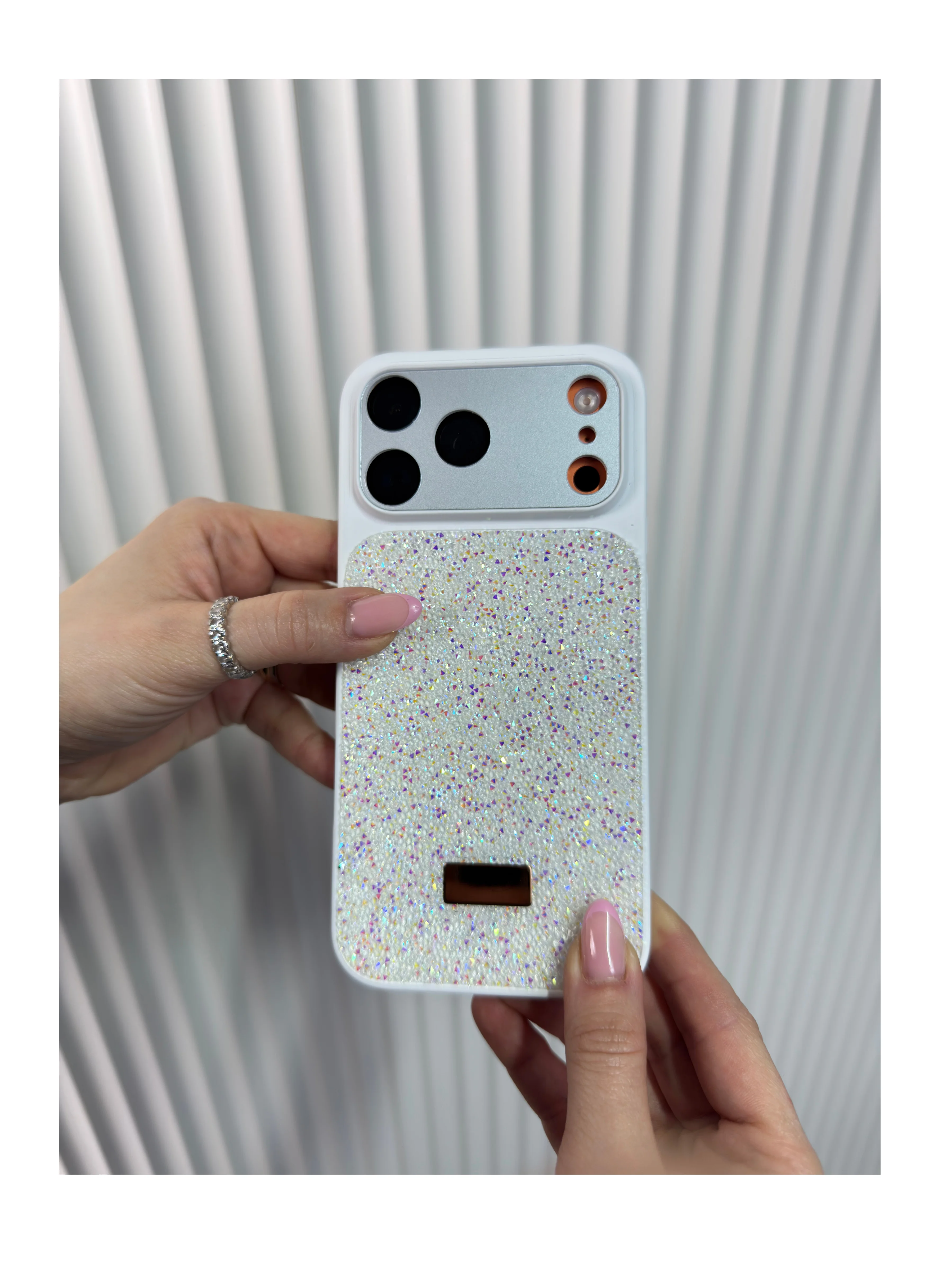 AG Glass Sawarovski - Beyaz (Temsili 17 Pro Max ile çekilmiştir, Ürünün uyumlu olduğu cihazlar altta seçenek olarak çıkmaktadır.) - Ürün görseli