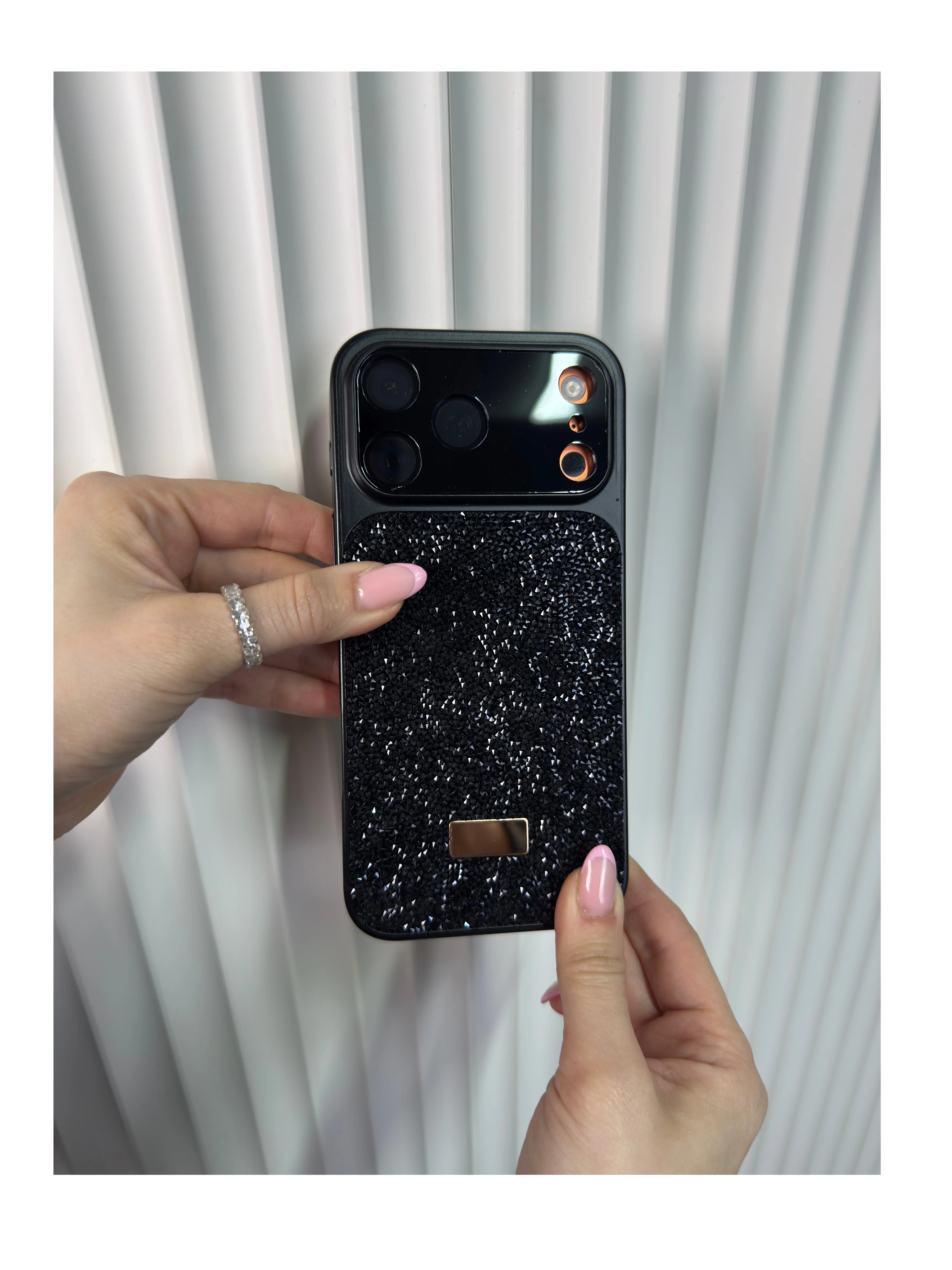 AG Glass Sawarovski - Siyah (Temsili 17 Pro Max ile çekilmiştir, Ürünün uyumlu olduğu cihazlar altta seçenek olarak çıkmaktadır.) - Ürün görseli