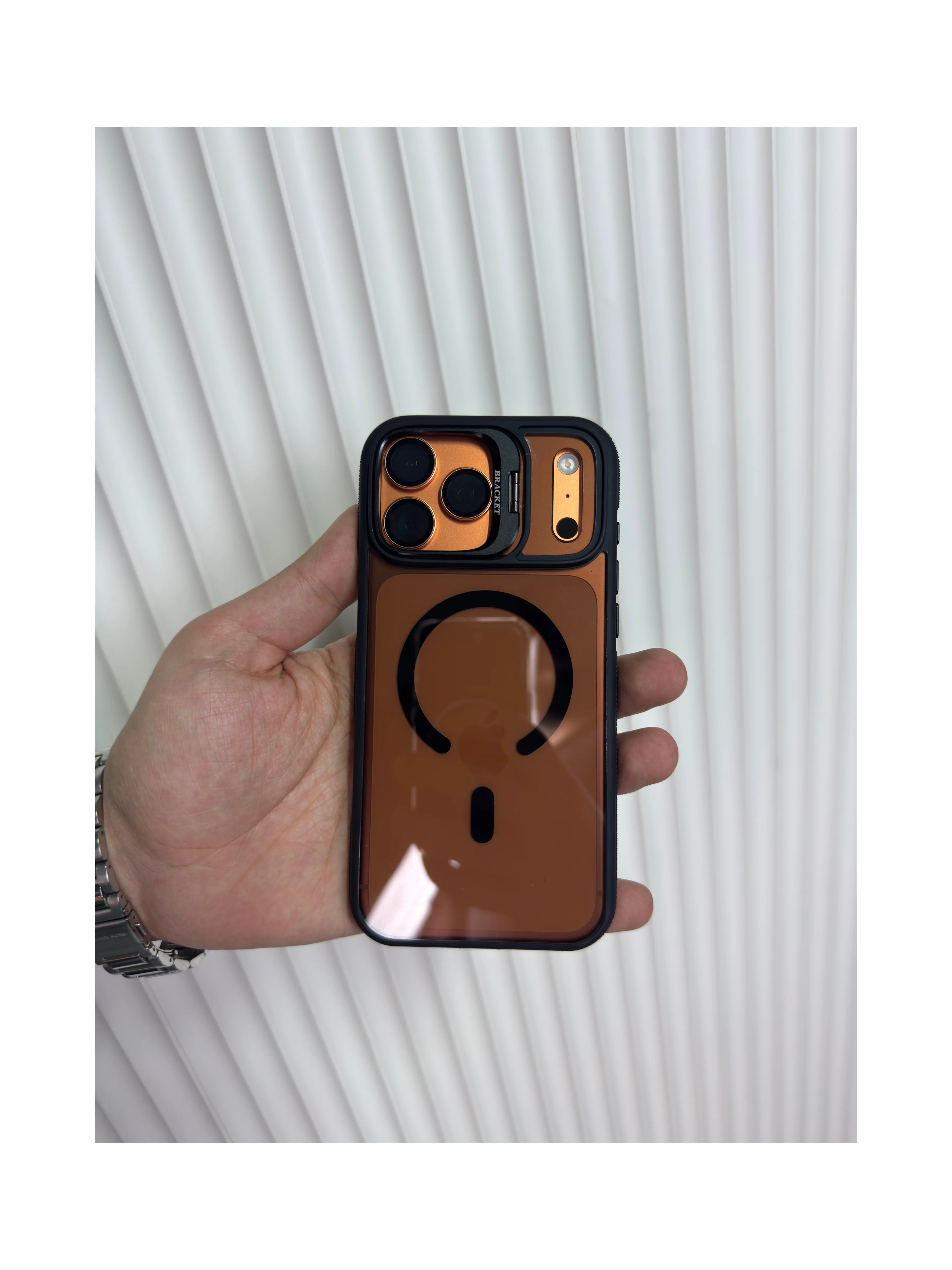 Dark Standlı Magsafe - Siyah (Temsili 17 Pro Max ile çekilmiştir, Ürünün uyumlu olduğu cihazlar altta seçenek olarak çıkmaktadır.) - Ürün görseli