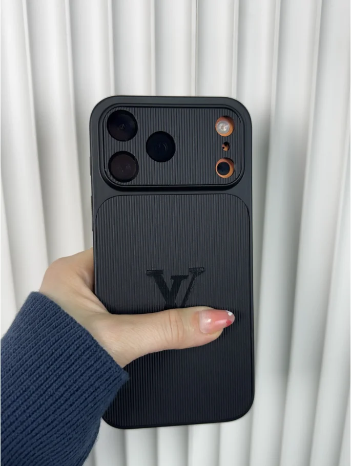 Yumuşak dokulu Luyivi -Siyah Temsili 17 Pro Max ile çekilmiştir, Ürünün uyumlu olduğu cihazlar altta seçenek olarak çıkmaktadır.) - Ürün görseli