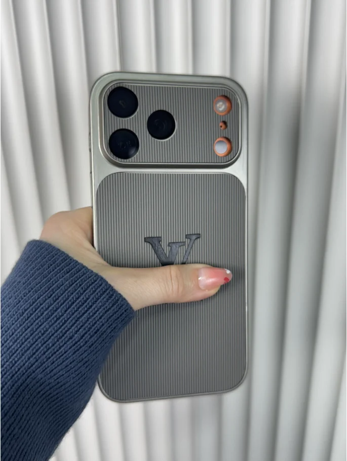 Yumuşak dokulu Luyivi -Naturel Titanyum (Temsili 17 Pro Max ile çekilmiştir, Ürünün uyumlu olduğu cihazlar altta seçenek olarak çıkmaktadır.) - Ürün görseli