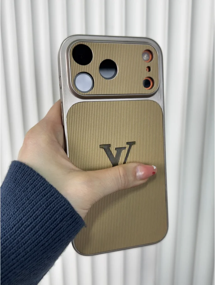 Yumuşak dokulu Luyivi -Gold (Temsili 17 Pro Max ile çekilmiştir, Ürünün uyumlu olduğu cihazlar altta seçenek olarak çıkmaktadır.) - Ürün görseli