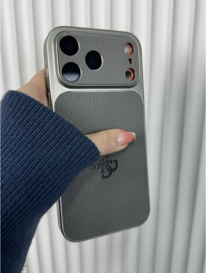 Yumuşak dokulu Gess - Naturel Titanyum (Temsili 17 Pro Max ile çekilmiştir, Ürünün uyumlu olduğu cihazlar altta seçenek olarak çıkmaktadır.) - Ürün görseli