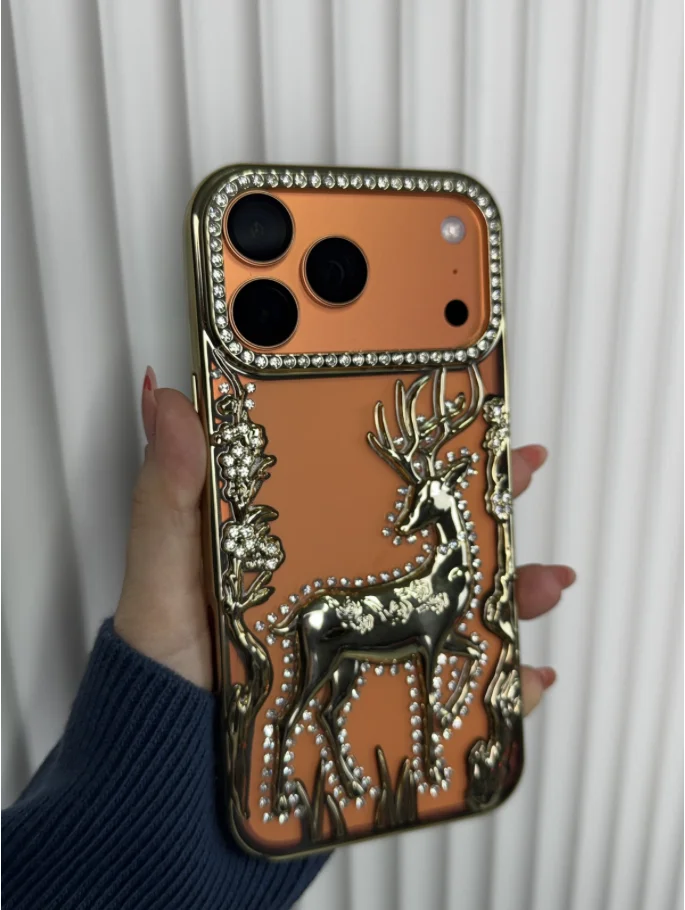 Svarowski taş esintili Deer Case - Gold - (Temsili 17 Pro Max ile çekilmiştir, Uyumlu cihazlar altta seçenek olarak çıkmaktadır.) - Ürün görseli